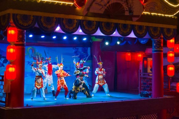 融創(chuàng)渝樂小鎮(zhèn)表演。重慶融創(chuàng)文旅城供圖