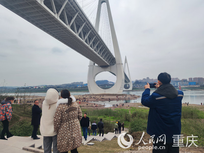 市民在新修好的觀景平臺拍照打卡。人民網(wǎng) 陳琦攝