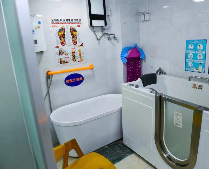 石橋鋪街道柏林養(yǎng)老服務(wù)站助浴服務(wù)設(shè)施。周小平攝
