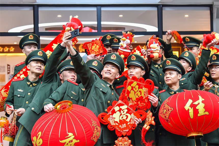 官兵們拍照留念，記錄美好瞬間。李哲攝