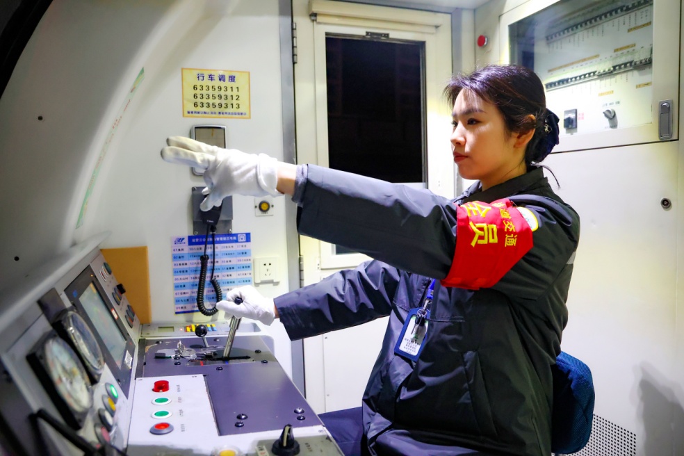 張鑫執(zhí)行列車行車任務。重慶軌道集團供圖
