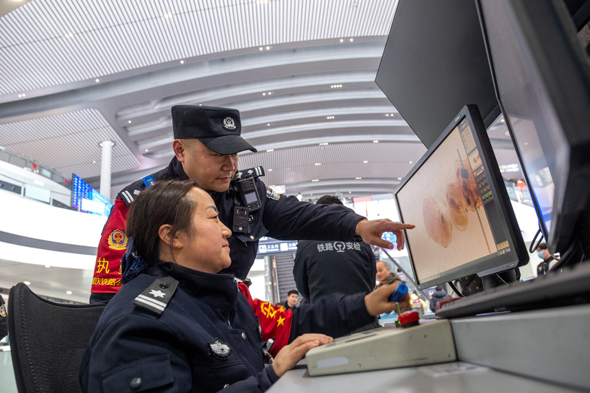 在重慶西站東進(jìn)站口，牟浩對(duì)安檢查危工作進(jìn)行督導(dǎo)。王新剛攝