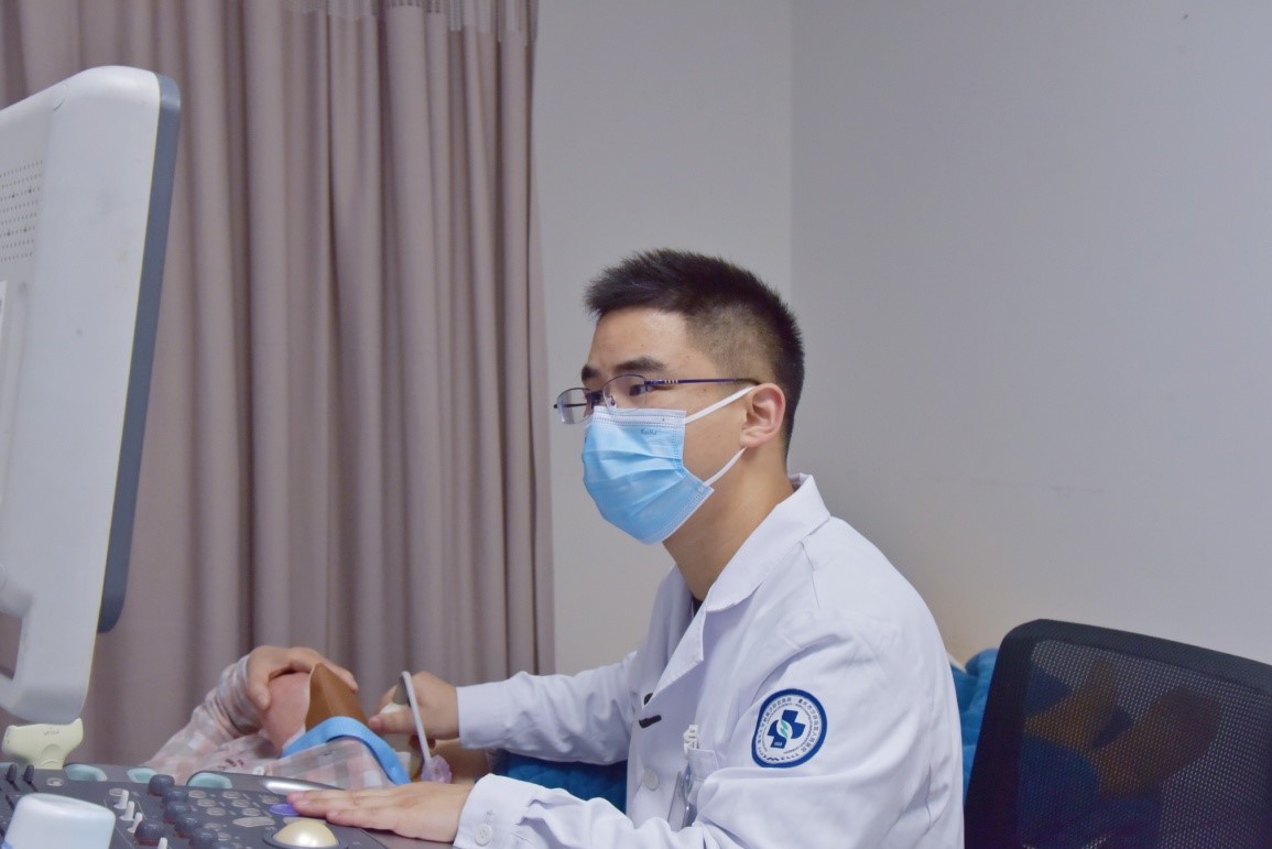 李勇軍正在工作。李裊攝