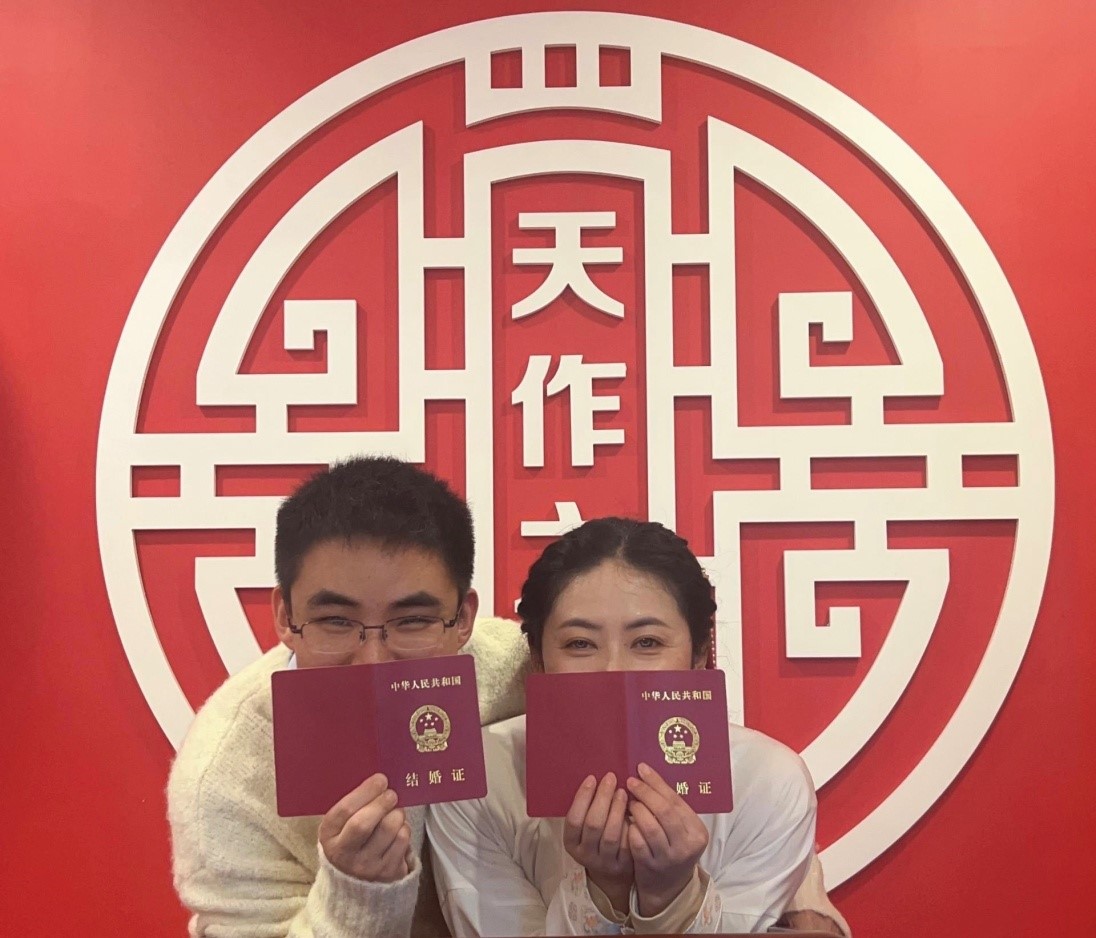 這對(duì)“醫(yī)護(hù)夫妻”剛結(jié)婚不久。受訪者供圖