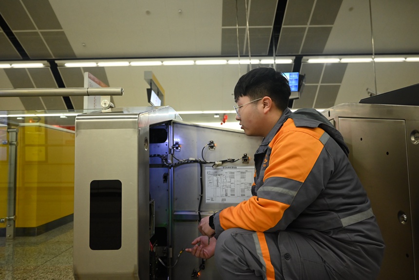 江楠正對(duì)閘機(jī)進(jìn)行檢查。張旭攝