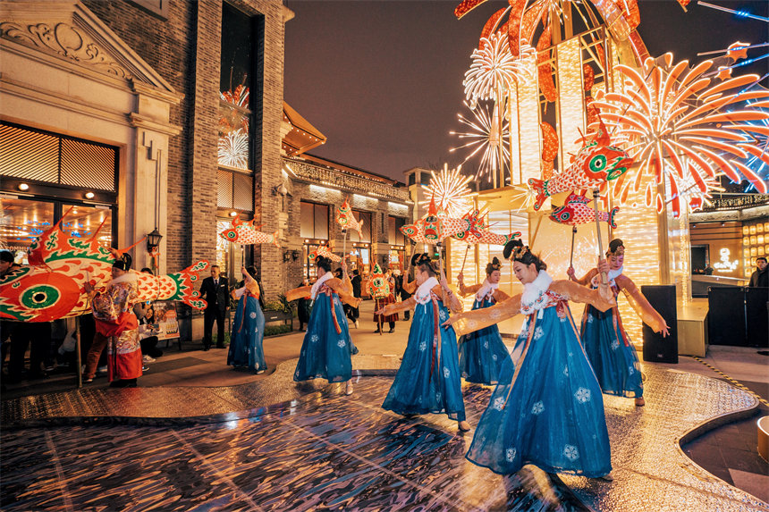 游客在迎春燈會(huì)上游玩賞燈、看民俗表演，熱熱鬧鬧迎新春。郭旭攝