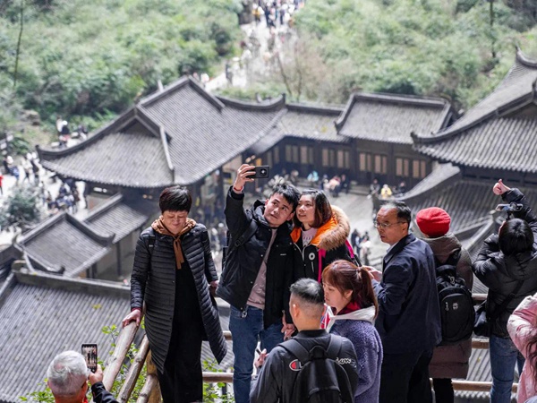 2月14日，在武隆區(qū)天生三橋景區(qū)天福官驛前，游客們紛紛拍照留念。王俊杰攝