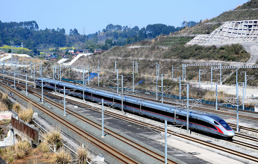 復(fù)興號(hào)動(dòng)車(chē)組駛過(guò)成渝高鐵內(nèi)江北站。胡志強(qiáng)攝