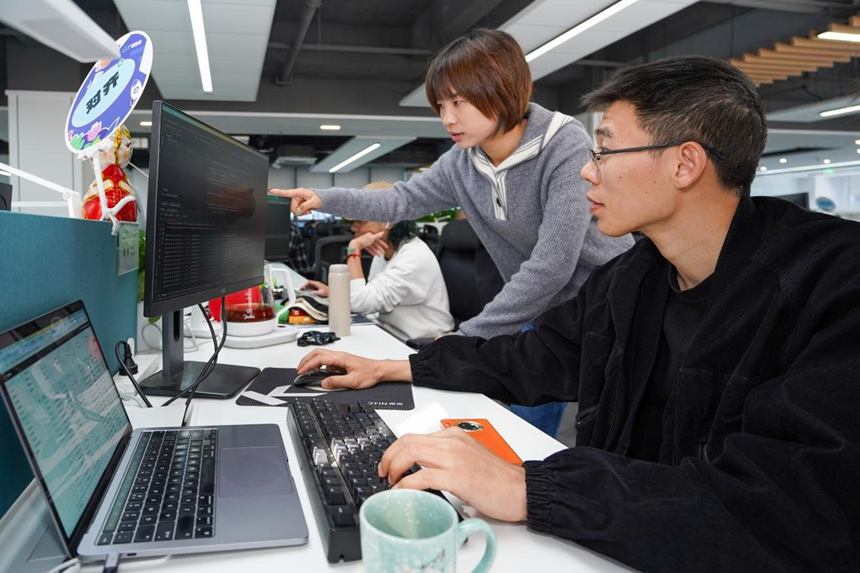 2月18日，廣域銘島的研發(fā)人員正在對項目進行調(diào)試。吳汪洋攝