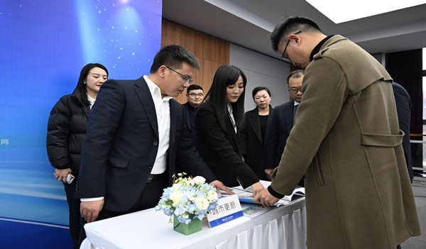 企業(yè)正現(xiàn)場進(jìn)行咨詢洽談。主辦方供圖