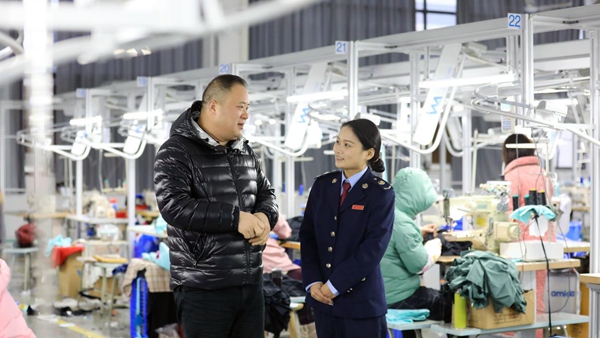 秀山縣稅務(wù)人員走訪重慶賽加服飾有限公司，了解企業(yè)經(jīng)營(yíng)情況，宣傳輔導(dǎo)稅費(fèi)政策。賴亭穎攝