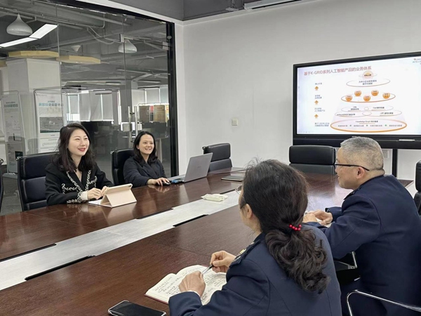 兩江新區(qū)稅務(wù)人員走訪重慶譽(yù)存科技有限公司，匯報(bào)工作情況，征求意見建議。鄒艷紅攝