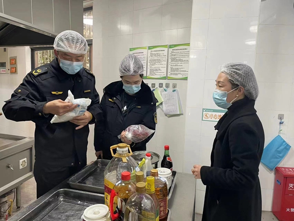 開展校園食品安全排查整治專項行動。重慶市市場監(jiān)管局供圖