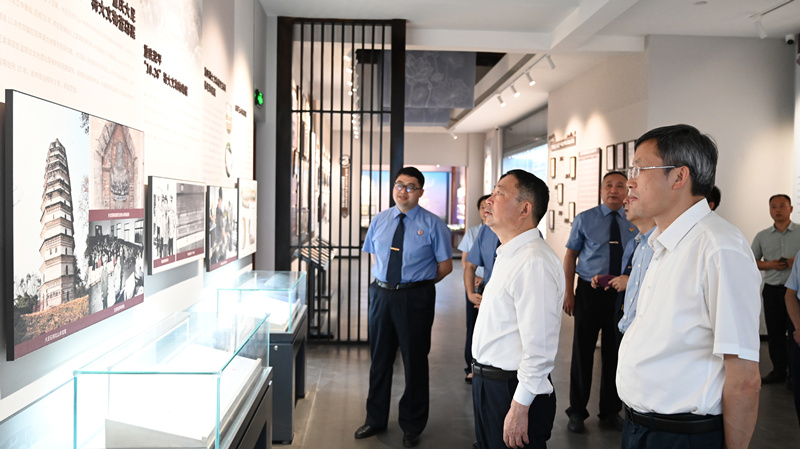 時(shí)俠聯(lián)（中）在重慶市檢察院文化遺產(chǎn)保護(hù)中心了解文化遺產(chǎn)保護(hù)工作。吳杰攝