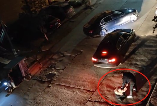 嫌疑人街頭行兇。重慶兩江新區(qū)公安分局供圖