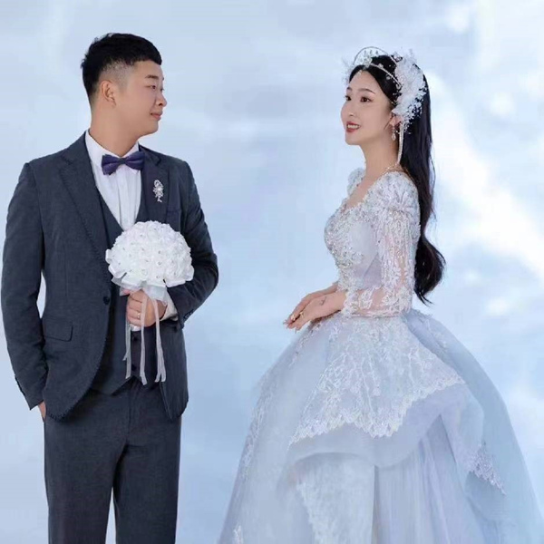 楊強(qiáng)和妻子的結(jié)婚照。重慶兩江新區(qū)公安分局供圖