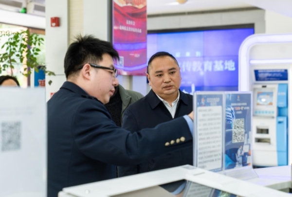 黃大勇（右一）一行實(shí)地調(diào)研渝北稅務(wù)部門稅費(fèi)服務(wù)和稅收普法工作。郭睿攝