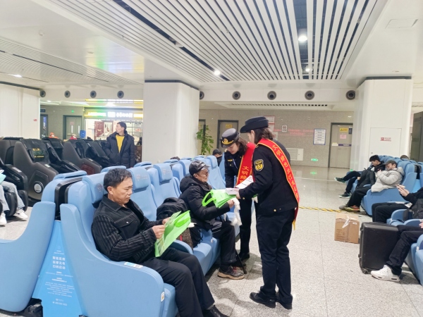 普法志愿者向乘客發(fā)放宣傳資料。沙坪壩區(qū)交通局供圖