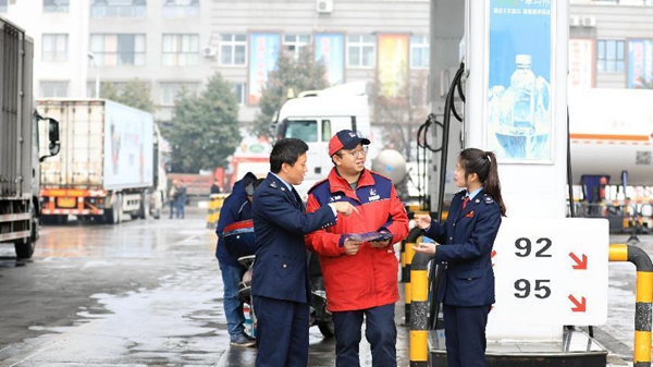 秀山縣稅務(wù)人員來到建材市場(chǎng)、加油站等，宣傳發(fā)票維權(quán)、稅法知識(shí)等內(nèi)容。賴亭穎攝