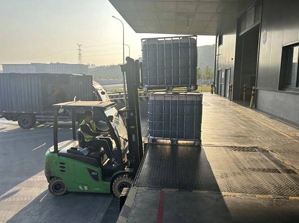 中新（重慶）多式聯(lián)運示范基地內(nèi)，叉車正在轉(zhuǎn)運貨物。兩江新區(qū)供圖