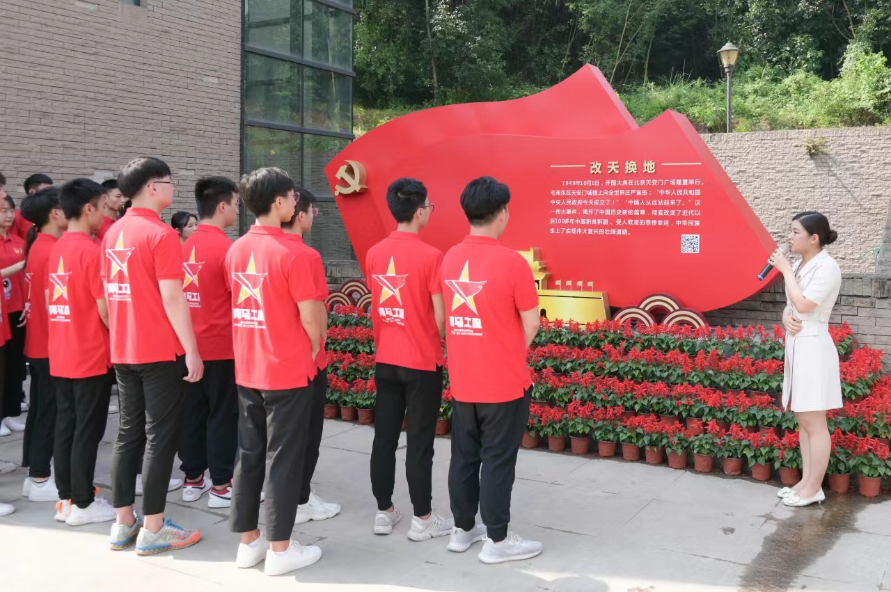 校內(nèi)百年黨史路。重慶工程職業(yè)技術(shù)學(xué)院供圖