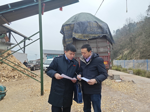 圖為近日，武隆區(qū)稅務(wù)人員在重慶海文竹木制品有限公司開展納稅信用相關(guān)政策宣傳。吳紫薇攝