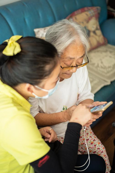 萬(wàn)科物業(yè)管家為老人提供關(guān)懷服務(wù)。萬(wàn)科物業(yè)供圖