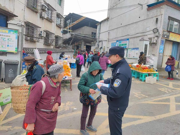 進(jìn)社區(qū)開展防范和打擊經(jīng)濟(jì)犯罪宣傳。巴南區(qū)公安局石灘派出所供圖