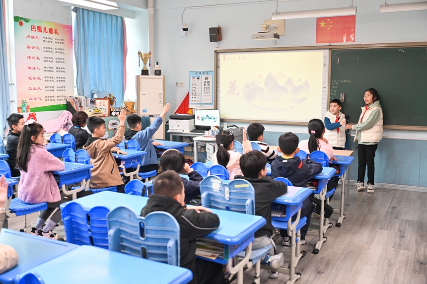 同學(xué)們在教室內(nèi)自己開展“飛花令”活動(dòng)。鄒樂攝