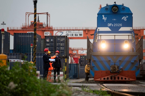 近日，在中歐班列重慶始發(fā)站團(tuán)結(jié)村站，重慶市稅務(wù)局“稅護(hù)航”國際化稅務(wù)人才團(tuán)隊(duì)走訪中鐵聯(lián)合國際集裝箱有限公司重慶分公司，宣傳相關(guān)稅費(fèi)優(yōu)惠政策，解答企業(yè)涉稅咨詢。郭睿攝