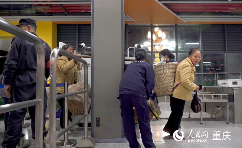 軌道四號(hào)線(xiàn)石船站工作人員幫助菜農(nóng)果農(nóng)們有序進(jìn)站。人民網(wǎng)記者 劉祎攝