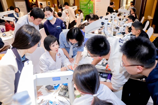 重醫(yī)附屬口腔醫(yī)院牙體牙髓科第一黨支部開展基層技術(shù)推廣活動(dòng)。重醫(yī)附屬口腔醫(yī)院供圖