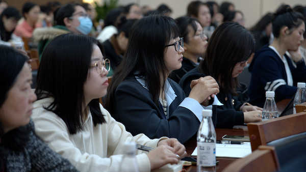 璧山區(qū)稅務(wù)局、璧山高新區(qū)管委會(huì)、璧山區(qū)經(jīng)信委、璧山司法局及部分銀行聯(lián)合舉行惠企政策宣講活動(dòng)，為200余名“專精特新”企業(yè)代表講政策、送服務(wù)。謝坤伸攝