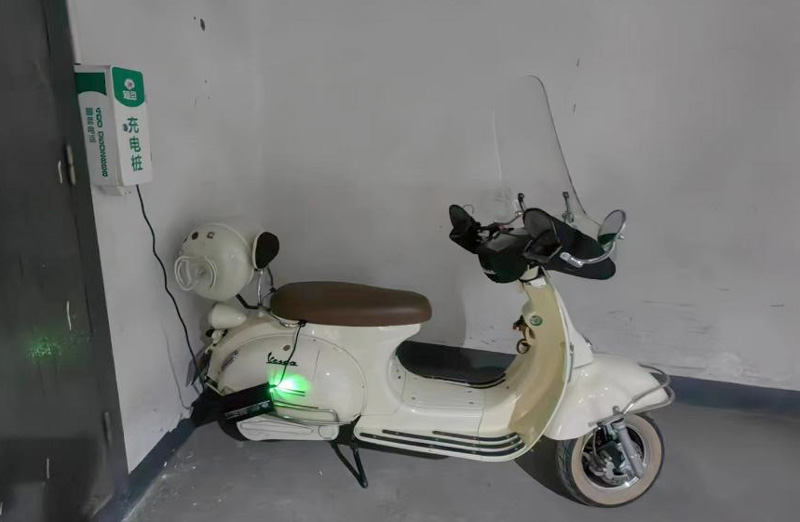 小區(qū)業(yè)主違規(guī)給電動(dòng)摩托車充電。網(wǎng)友供圖