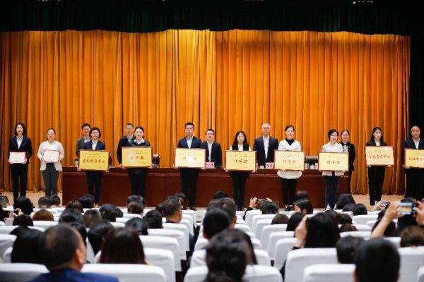 頒獎(jiǎng)現(xiàn)場(chǎng)。九龍坡區(qū)社區(qū)教育學(xué)院供圖