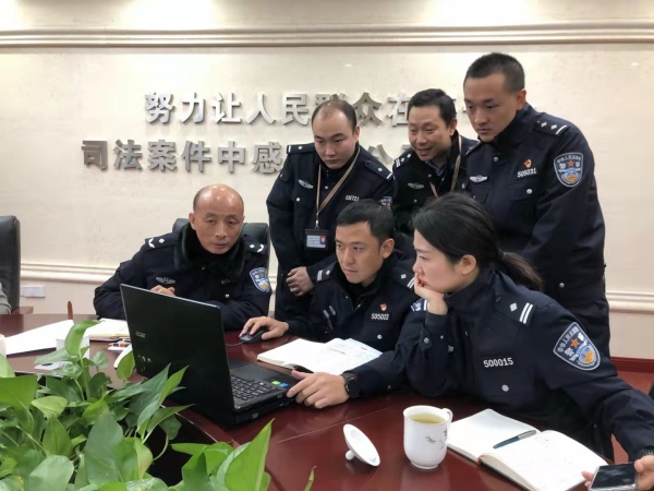 楊勇跟工作室的年輕人一起。重慶市高級(jí)人民法院供圖