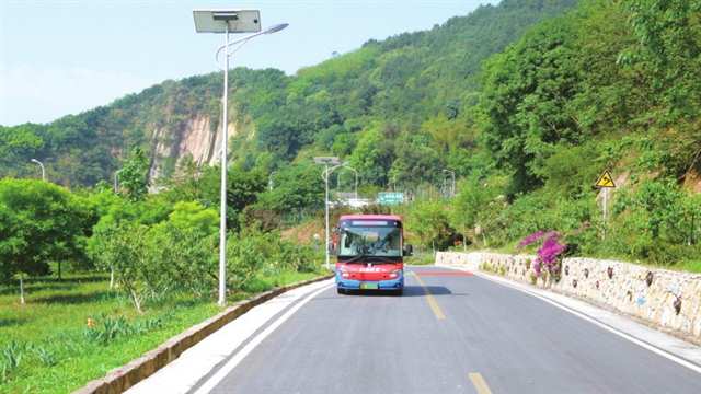 動態(tài)旅游觀光公交行駛在農村公路上