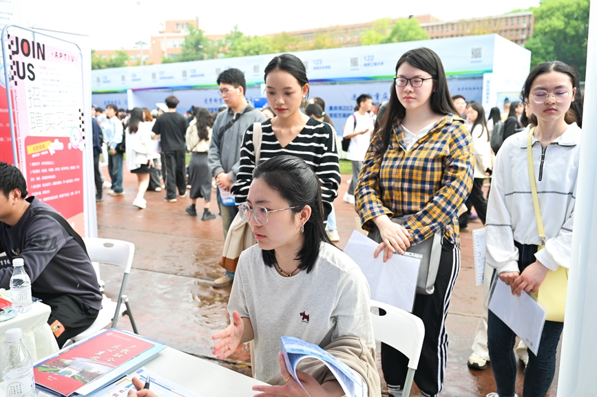 畢業(yè)生正與參會(huì)用人單位進(jìn)行交流。鄒樂攝