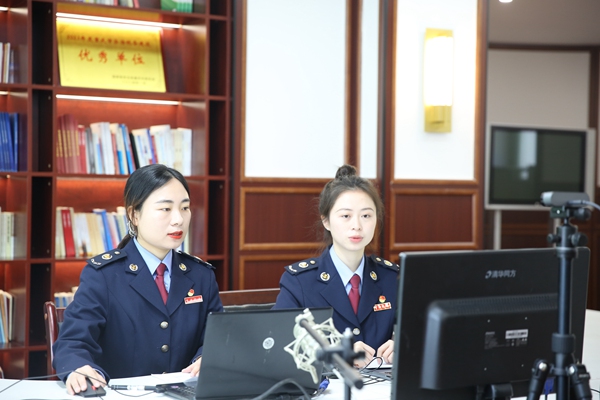 近日，重慶市武隆區(qū)稅務(wù)局開(kāi)展可視答疑直播，解讀個(gè)人所得稅綜合所得匯算政策。傅婧攝