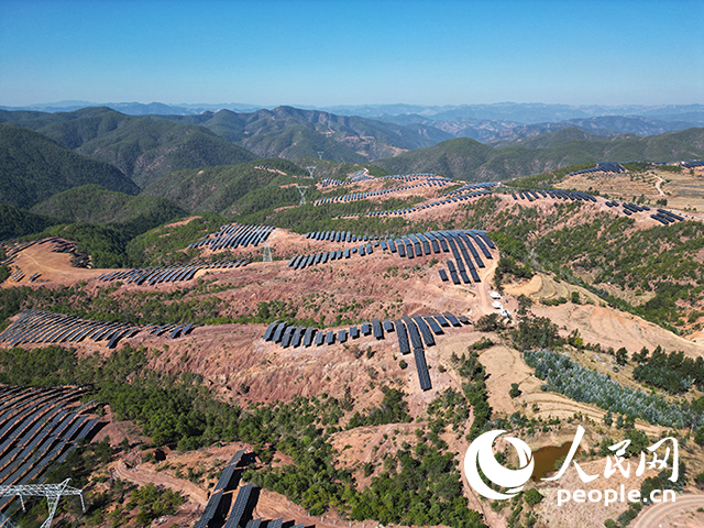 云南南華羅文村的山坡上，一塊塊光伏板連接成片。人民網(wǎng)記者 程浩攝