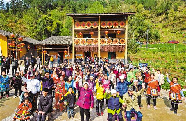 石柱縣中益鄉(xiāng)華溪村村民大合影。（本報(bào)資料圖片）記者 萬難 龍帆 攝\視覺重慶