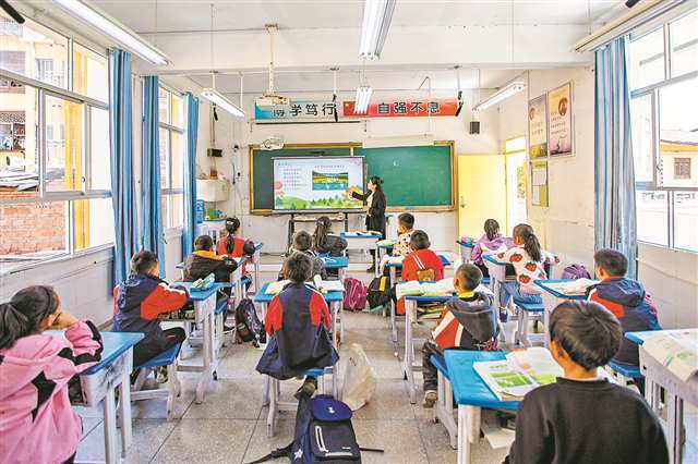 三月二十八日，石柱縣中益鄉(xiāng)小學，嶄新的教室內(nèi)配置了教學觸摸屏一體機。記者 尹詩語 攝\視覺重慶