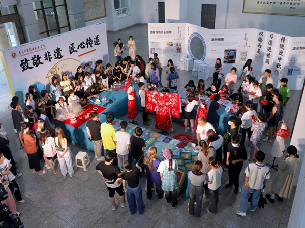 開(kāi)展“非遺進(jìn)校園”活動(dòng)。重慶工貿(mào)職業(yè)技術(shù)學(xué)院供圖