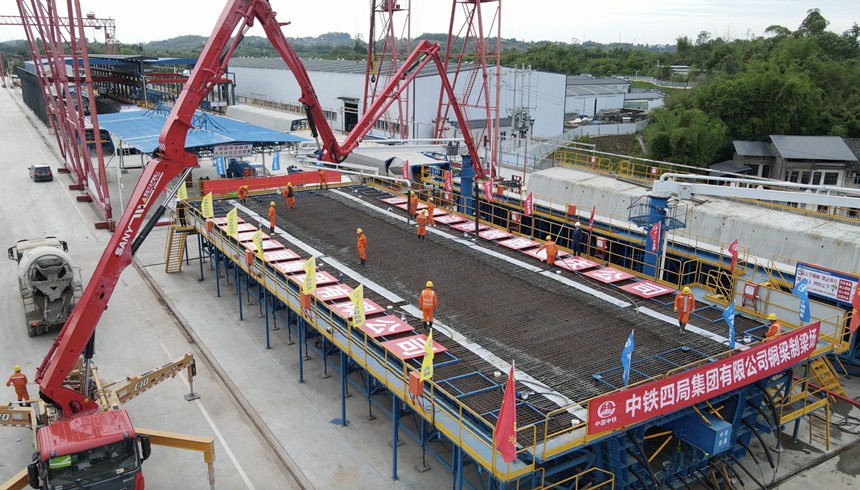施工現(xiàn)場(chǎng)。長(zhǎng)江沿岸鐵路集團(tuán)重慶有限公司供圖