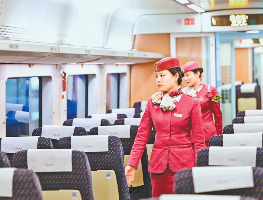 5月4日，石柱縣開往重慶北的D6123次列車到達重慶北站后，重慶客運段動車二隊青工尹露（前）與列車長一同巡視車廂，檢查旅客遺失物品，確保旅客安全出行。通訊員 包亮 攝/視覺重慶