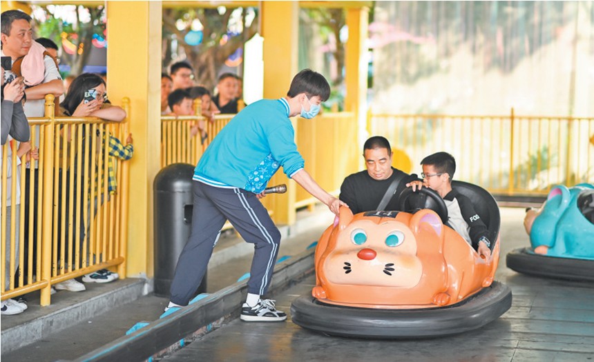 五月四日，沙坪壩區(qū)重慶融創(chuàng)文旅城，景區(qū)的青年工作人員做好各項服務工作。特約攝影 孫凱芳\視覺重慶