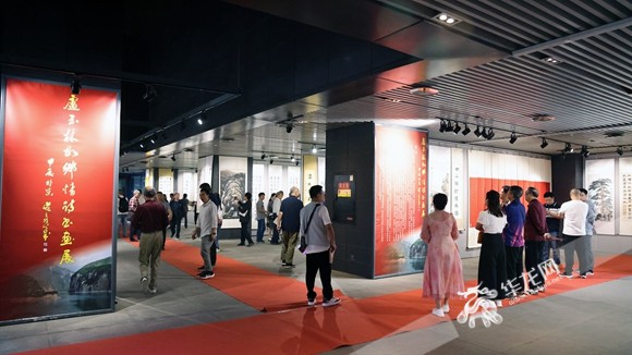 《盧玉林故鄉(xiāng)情詩(shī)書(shū)畫(huà)展》展廳。華龍網(wǎng)記者 李燊 攝