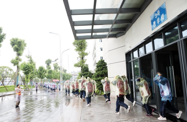 學(xué)生們正有序地疏散和撤離。主辦方供圖