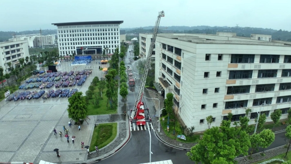 演練現(xiàn)場使用消防云梯進(jìn)行救援。主辦方供圖