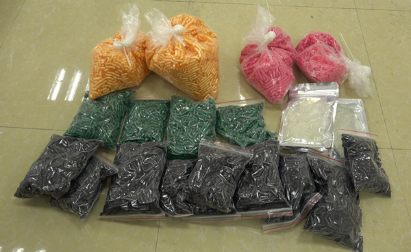 警方查獲的部分減肥膠囊。重慶市公安局打假總隊(duì)供圖